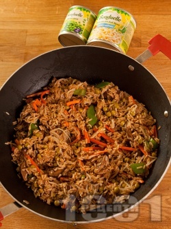 Ориз по китайски със зеленчуци, гъби шийтаке, кълнове и грах - снимка на рецептата